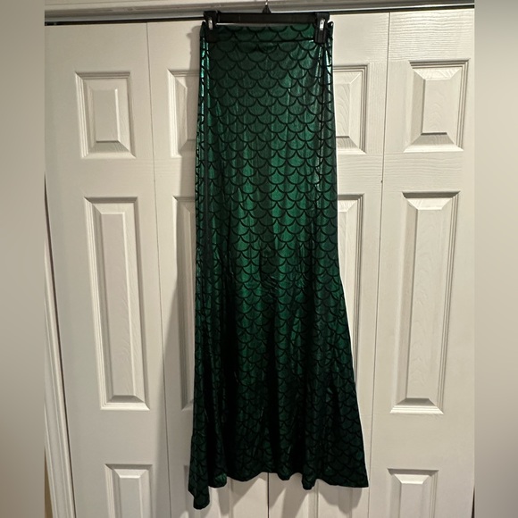 Dresses & Skirts - Green/black mermaid skirt